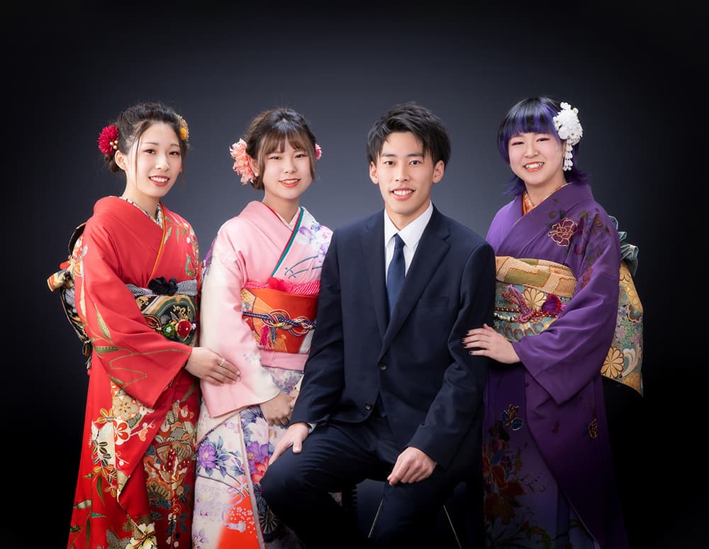 成人式の男女4人